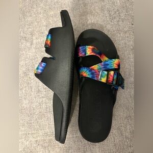 Tie Dye pattern Chaco. Very comfortable! Worn maybe 5 times. Adjustable straps.